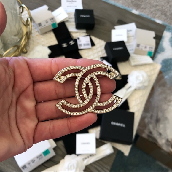 ❌SOLD❌CHANEL 21B Gold & Crystal XLarge Brooch NEW - Picture 6 of 17